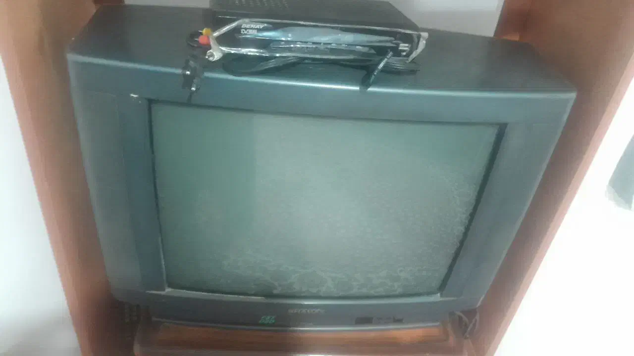 دیجیتال در حد نو با میز تلویزیون  قیمت 1500|تلویزیون و پروژکتور|سنقر, |دیوار