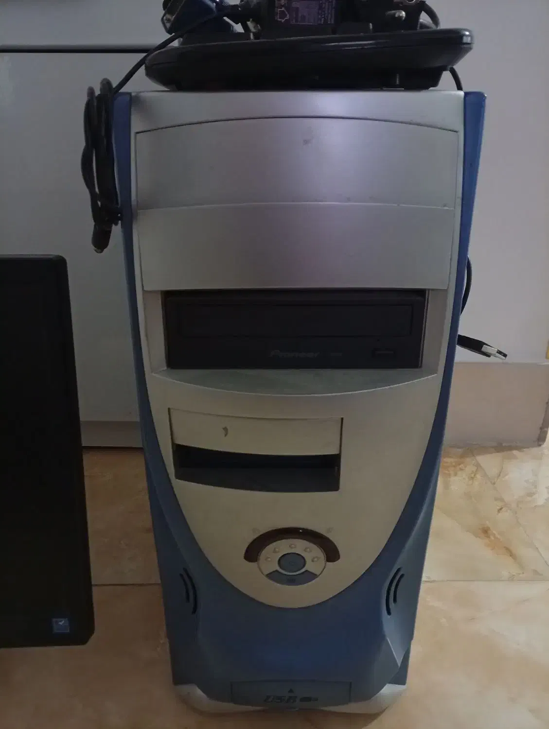 کامپیوتر|رایانه رومیزی|میانه, |دیوار