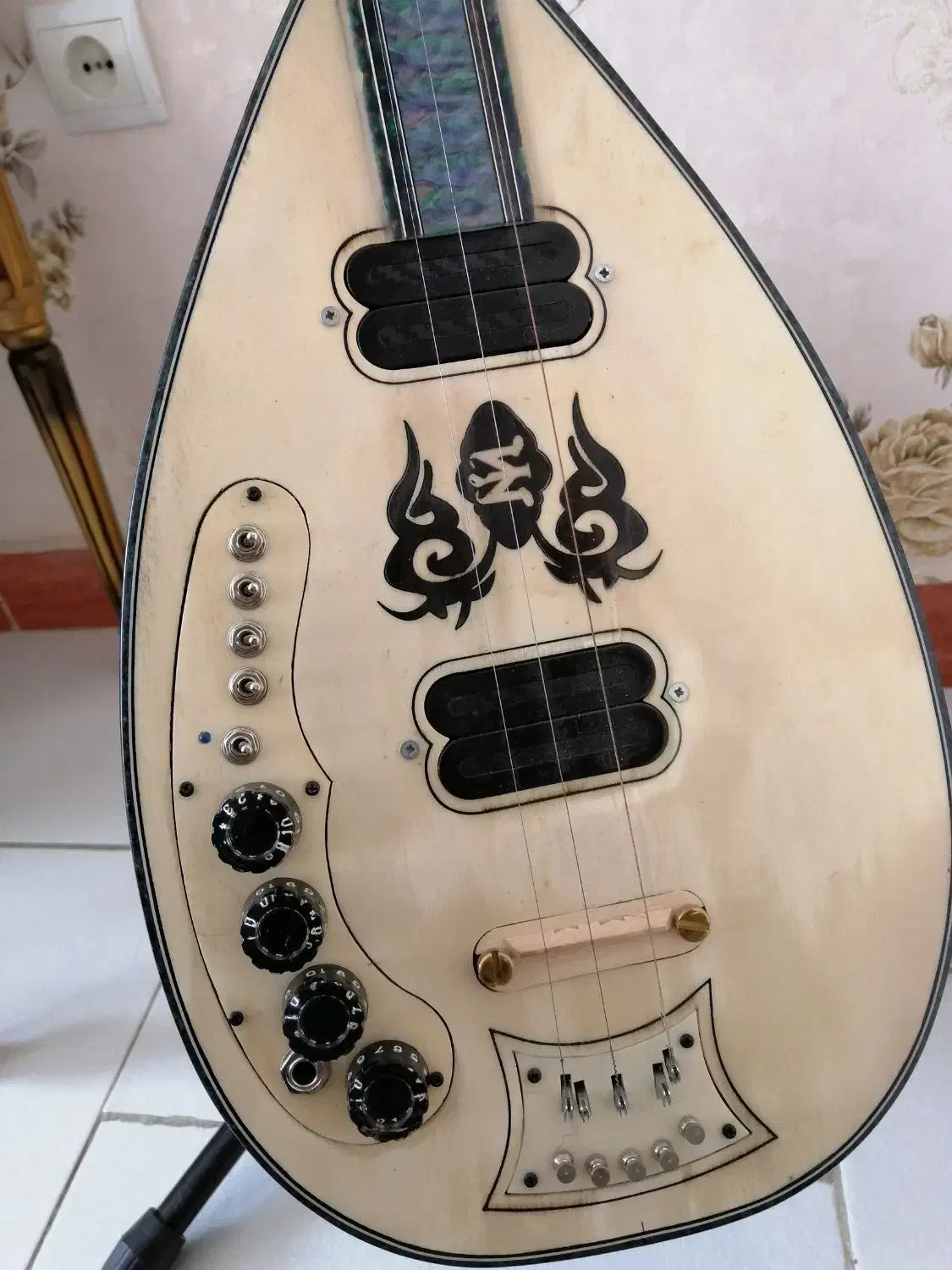 ساز برقی. zoom|سازهای سنتی|ماکو, |دیوار