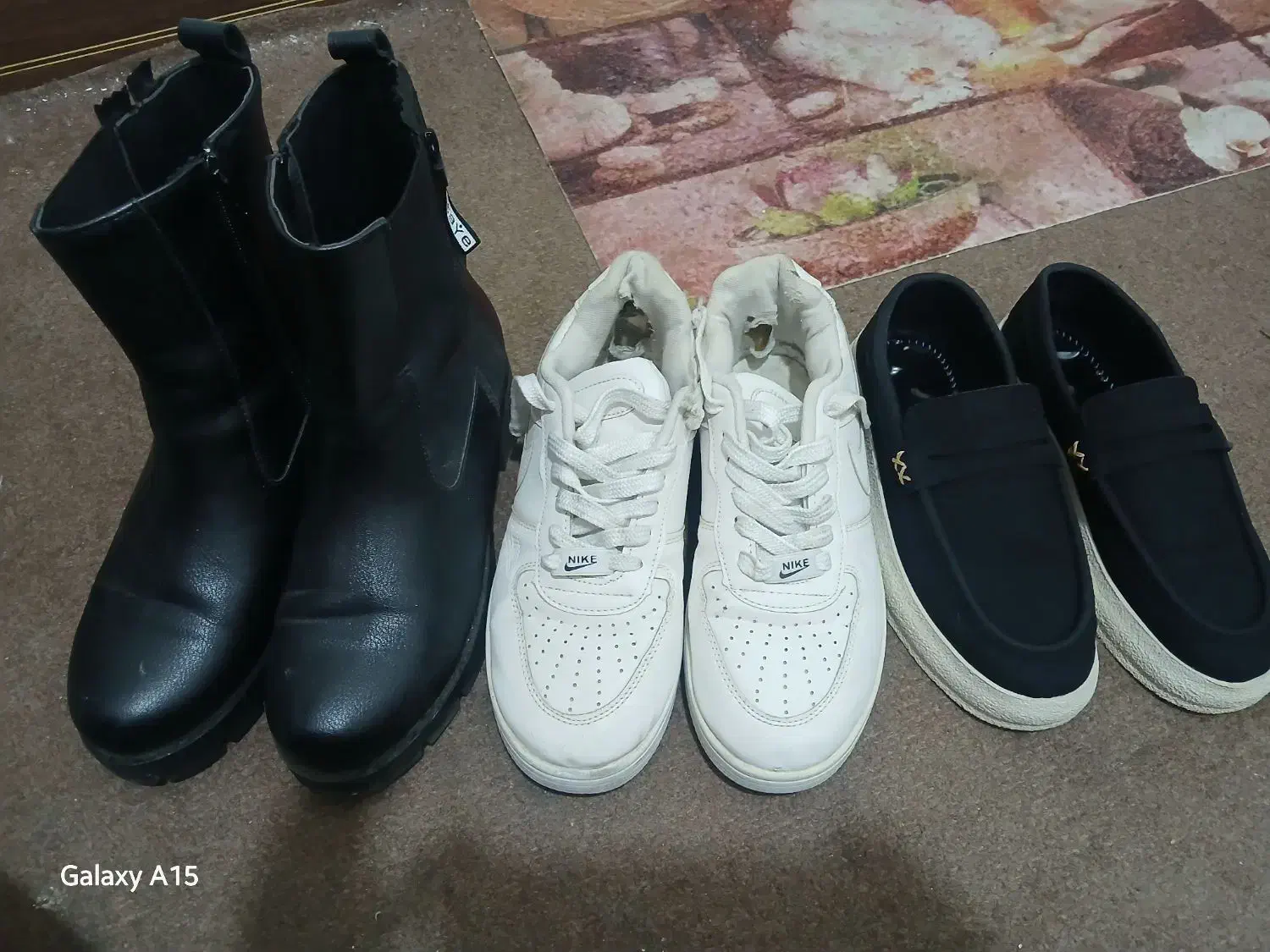 سه جفت کفش باهم|کیف، کفش، کمربند|اصفهان, باغ دریاچه|دیوار