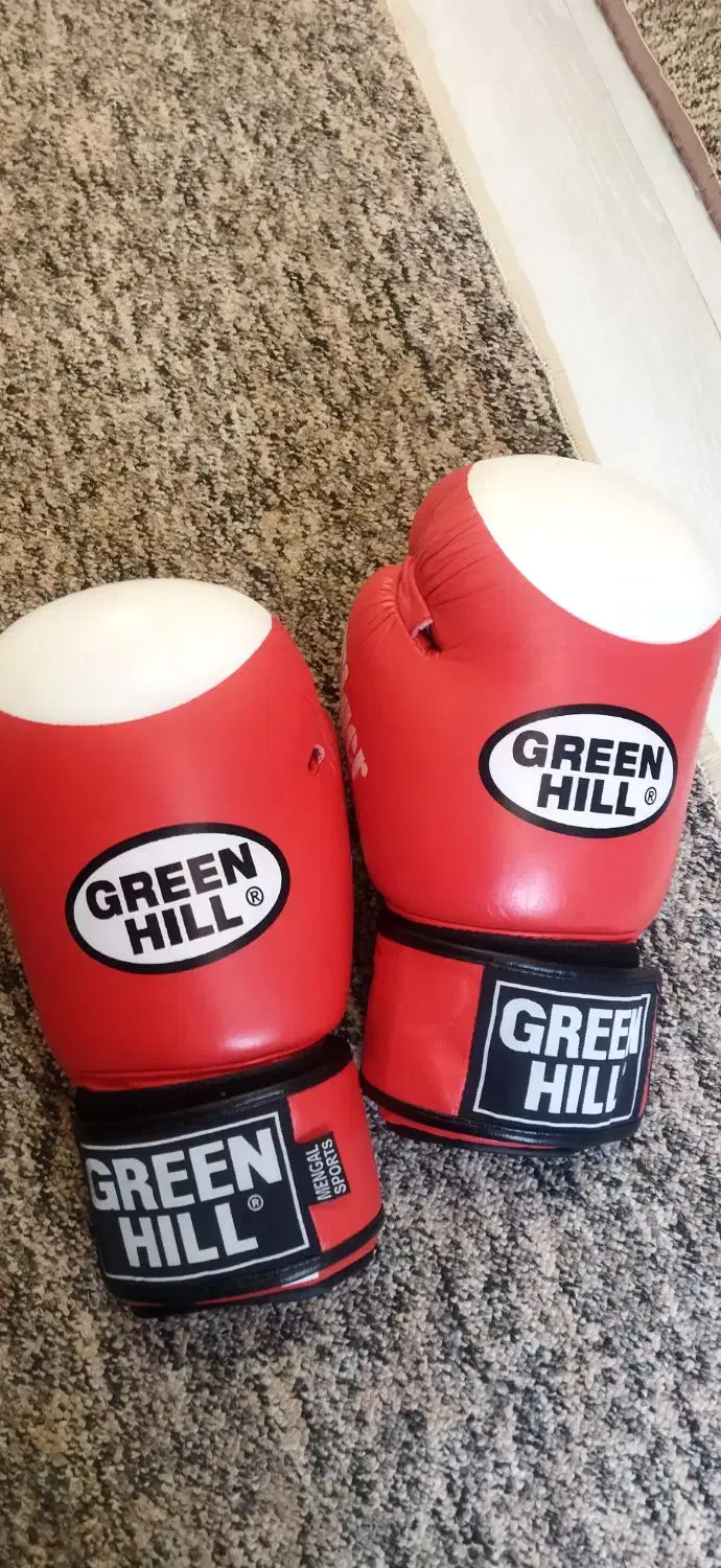 کفش ورزشی فوتسال و دستکش کیک بوکس و کمربند|تجهیزات ورزشی|مراغه, |دیوار