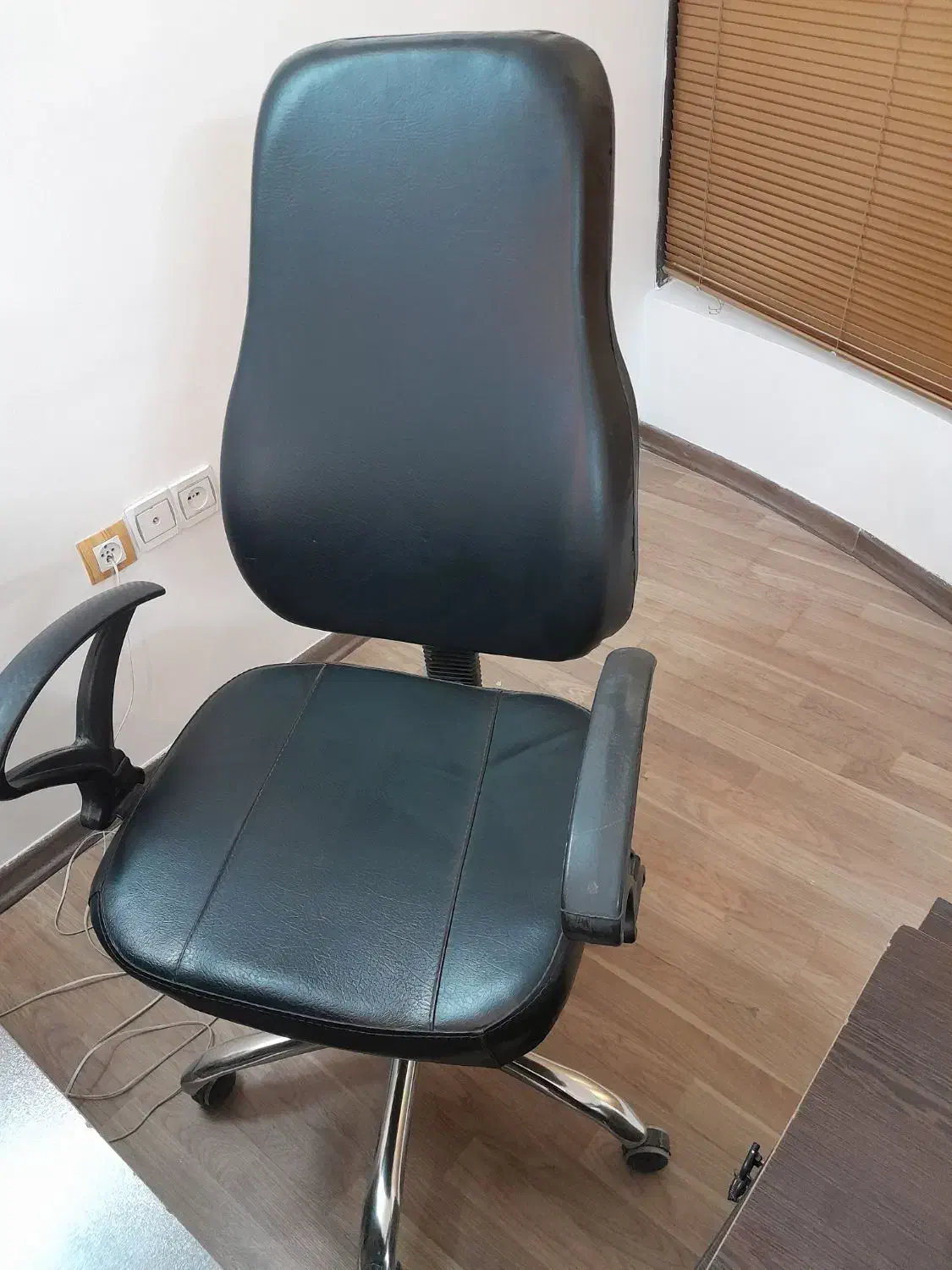 فروش فوری میز و صندلی اداری(بدلیل تغییر شغل)|مبلمان اداری|کرمان, |دیوار