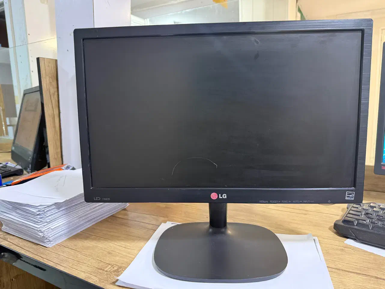مانیتور ۱۹ اینچ ال جی Lg|قطعات و لوازم جانبی رایانه|مشهد, هفت تیر (نه دره)|دیوار