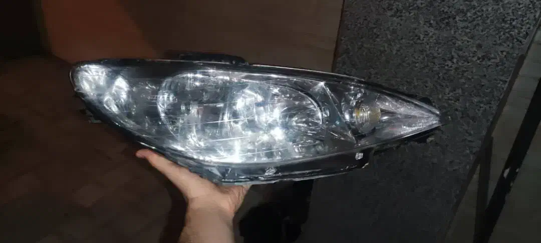 چراغ۲۰۶ سمت شاگرد|قطعات یدکی و لوازم جانبی|رشت, معلم|دیوار