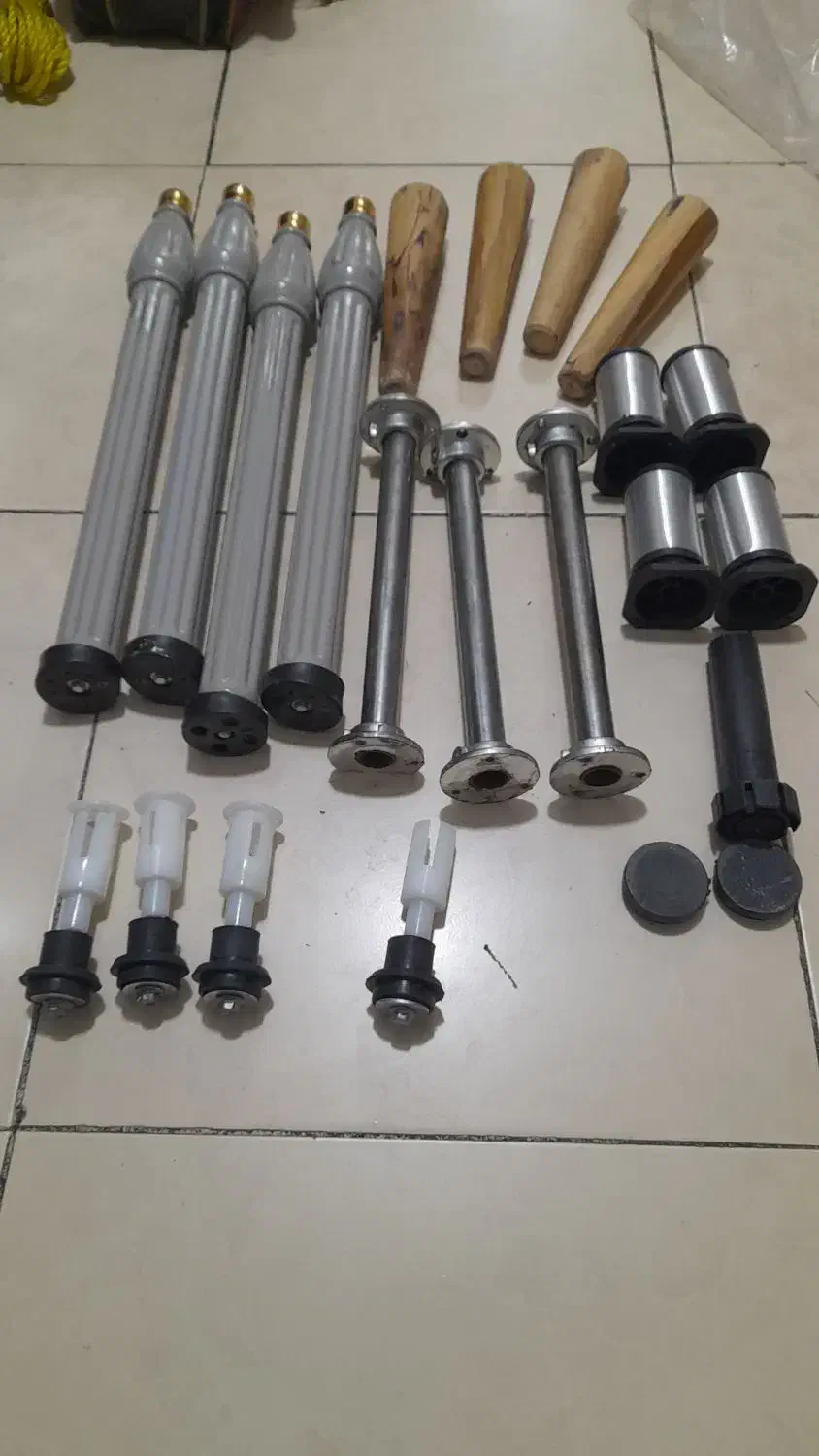 مقداری پایه مبل و عسلی سالم|مبلمان خانگی و میز عسلی|قرچک, پارس سرام|دیوار