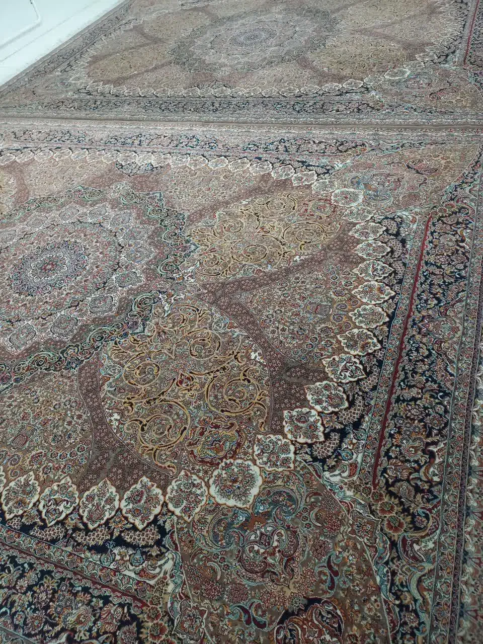 جفت فرش ۹متری ۷۰۰شانه ۲۵۵۰تراکم دستباف گونه|فرش|هشتگرد, شهرک کوثر|دیوار