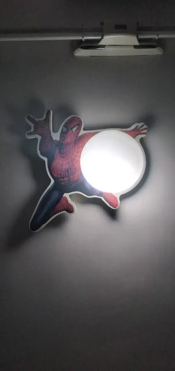 شب خواب مرد عنکبوتی|چراغ خواب و آباژور|قم, وادی السلام|دیوار