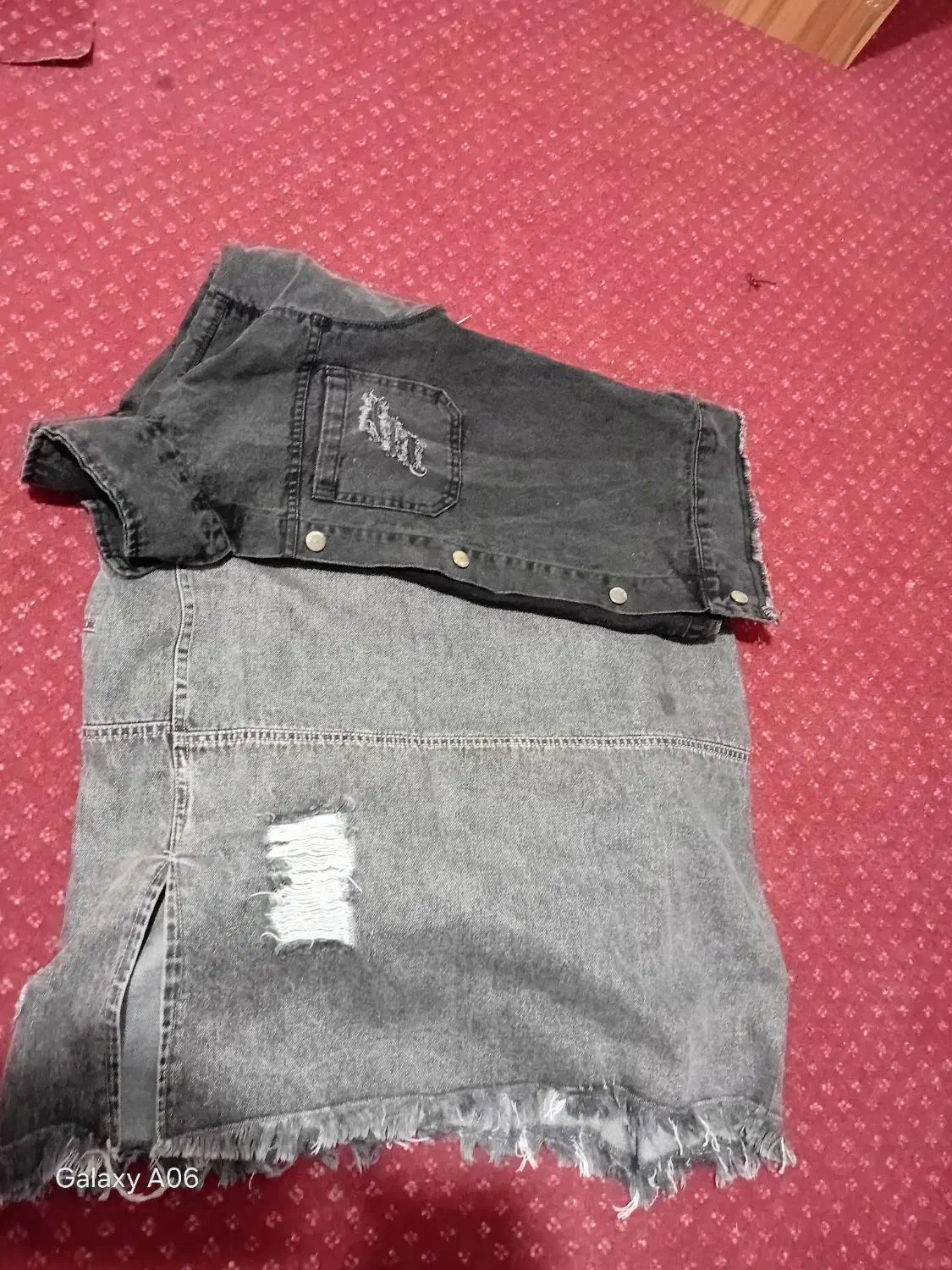 لباس دخترانه|لباس|کاشان, باغ ماجد|دیوار