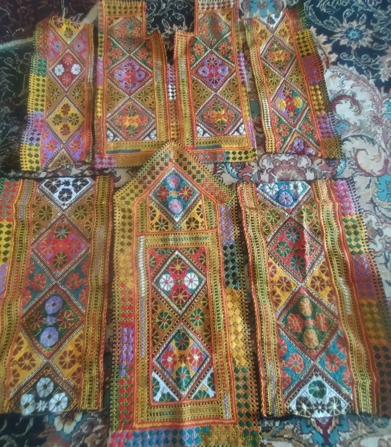 زی آستین چرخ و دست|لباس|گنبد کاووس, |دیوار