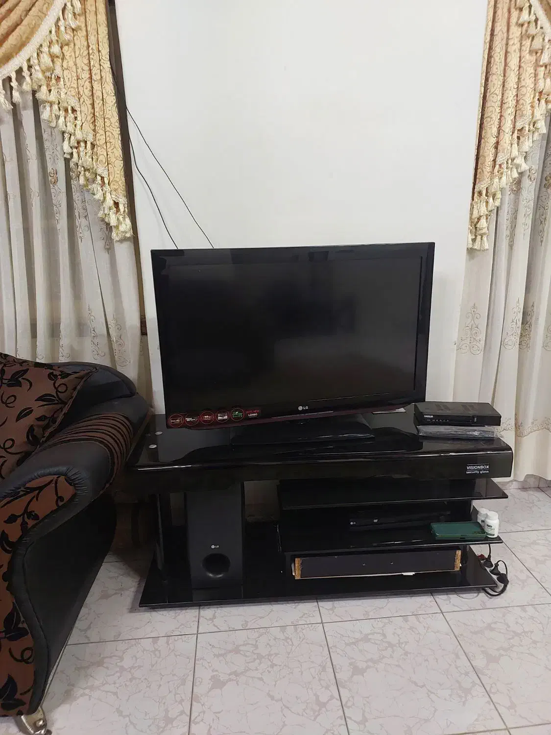 تلویزیون ال سی دی با میز شیشه ای|تلویزیون و پروژکتور|رشت, جانبازان|دیوار