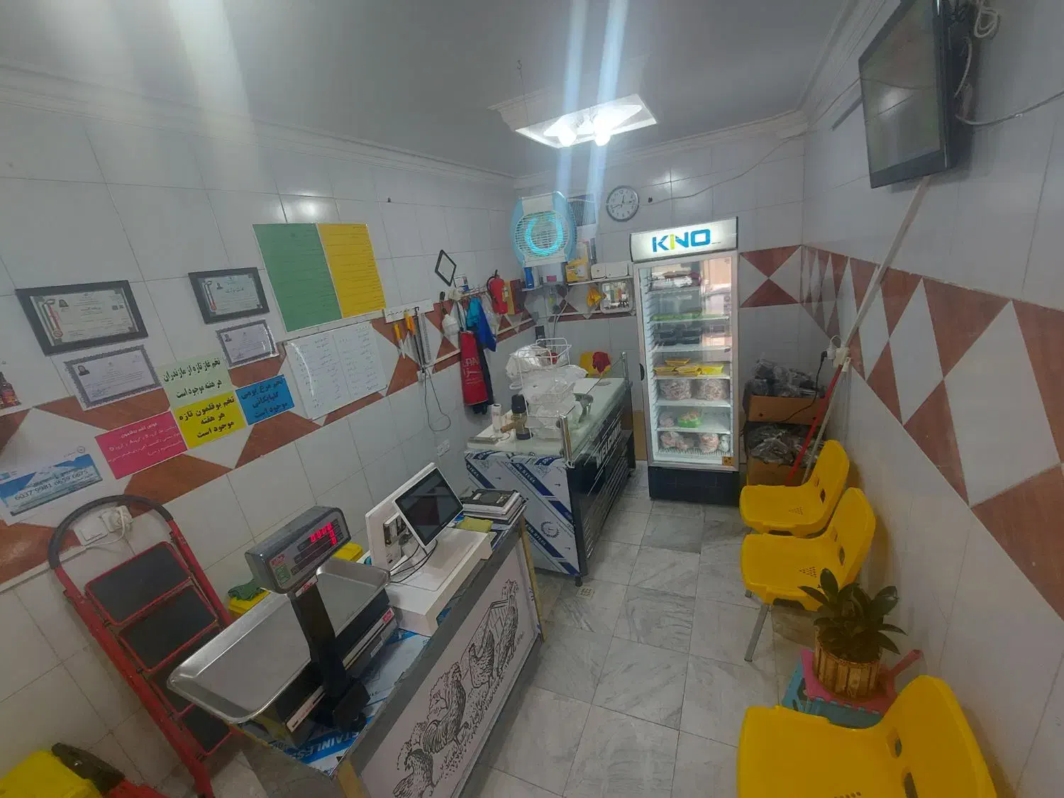 واگزاری مرغ فروشی با تجهیزات و یخچال مرغ|فروشگاه و مغازه|شاهینشهر, سعدی جنوبی|دیوار