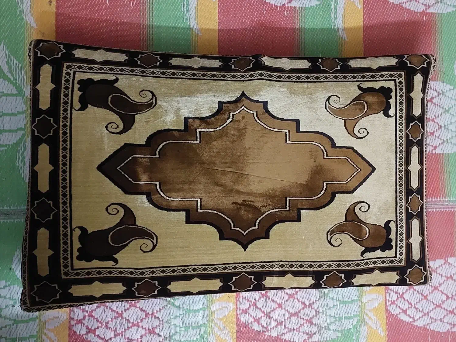 چهار عدد پشتی نو و تمیز|پشتی|اصفهان, کوی ولی عصر|دیوار