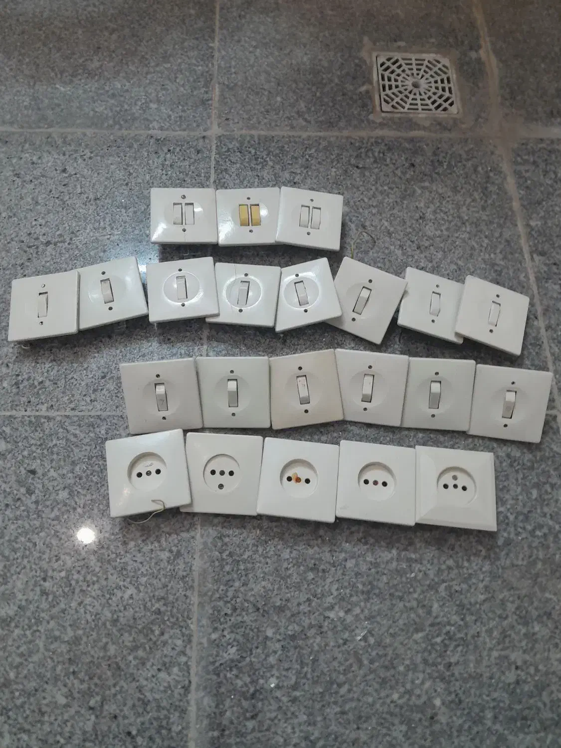 کلید پریز برق دونه ۲۰ تومان|حراج|قم, امامزاده ابراهیم|دیوار