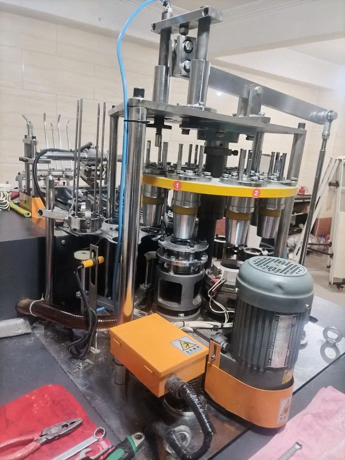 تولیدی|ظروف نگهدارنده، پلاستیکی، یکبارمصرف|باسمنج, |دیوار