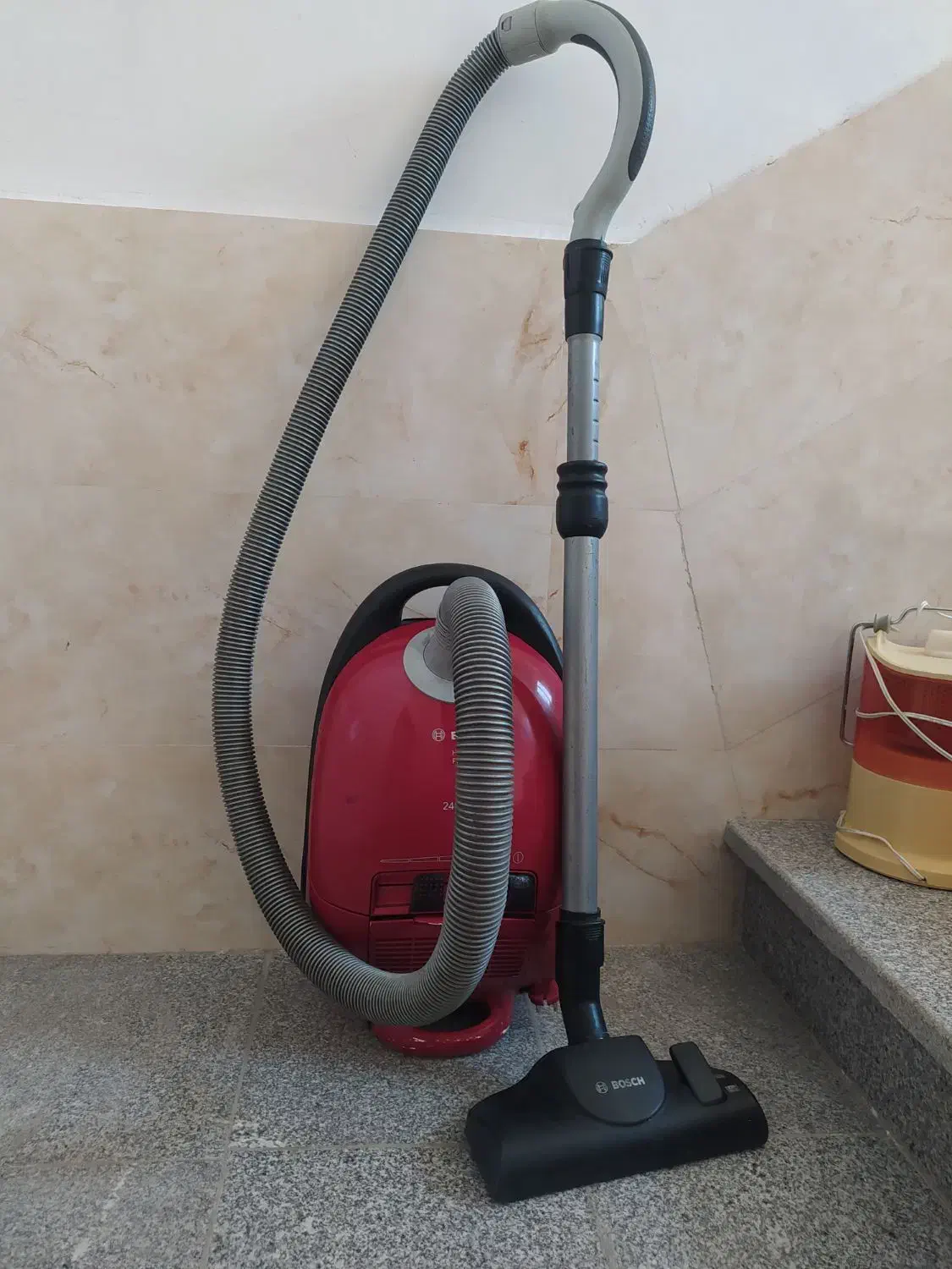جاروبرقی بوش ۲۴۰۰ وات مکش بالا واقعا  بیصدا|جاروبرقی، جارو شارژی، بخارشو|نسیم‌شهر, |دیوار