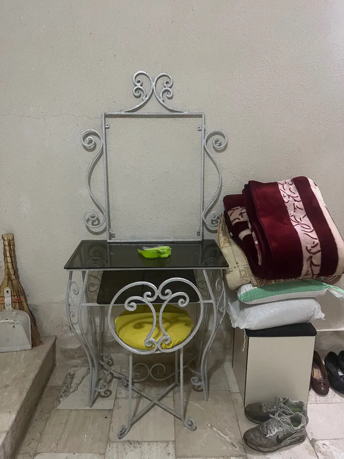 آینه و میز ارایش|آرایشگاه و سالن‌های زیبایی|کیاشهر, |دیوار