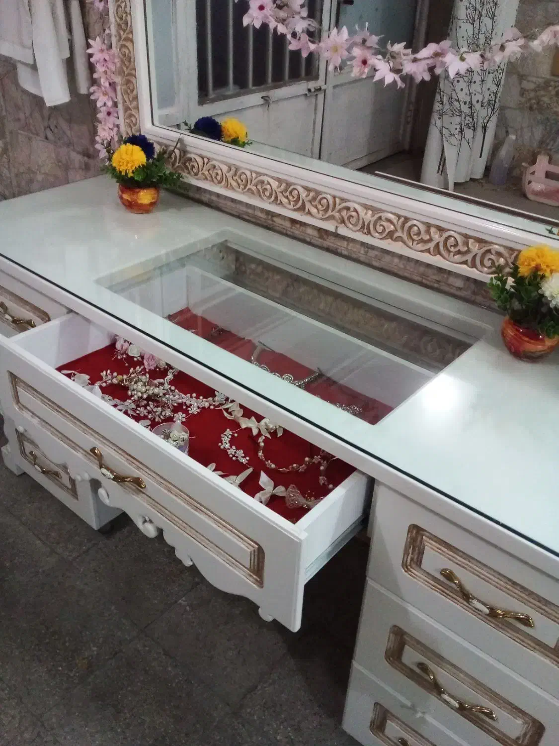 میز و آینه|آرایشگاه و سالن‌های زیبایی|مشهد, چهارچشمه|دیوار