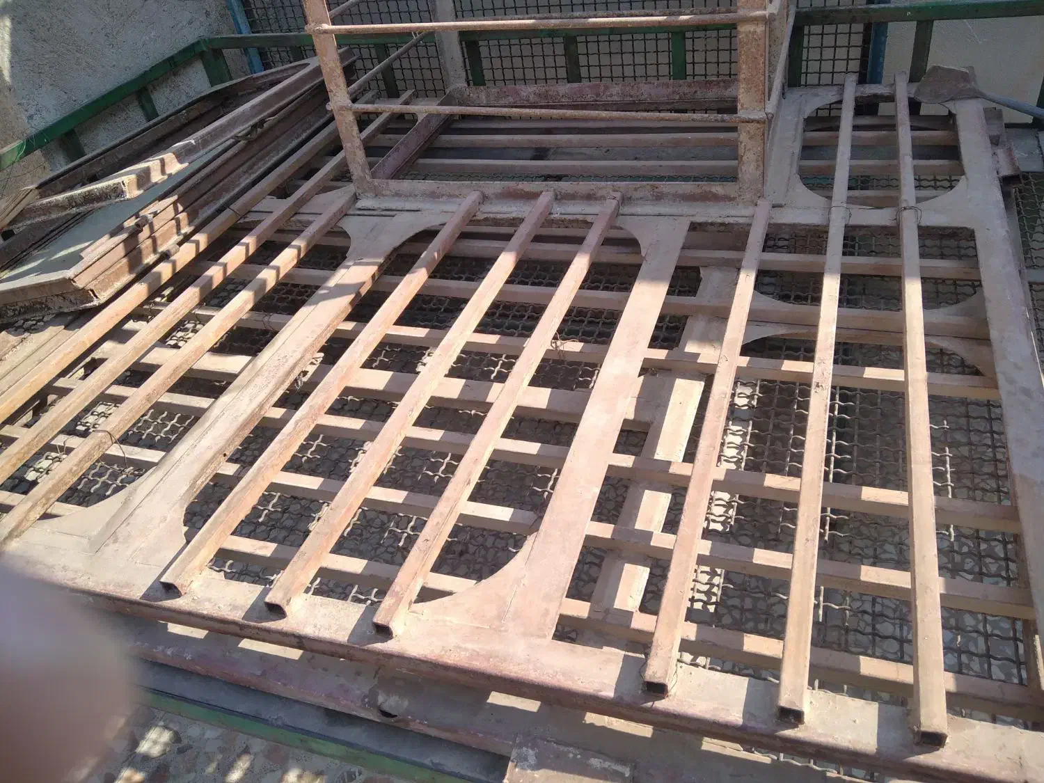 پنجره اهنی|مصالح و تجهیزات ساختمان|اهرم, |دیوار