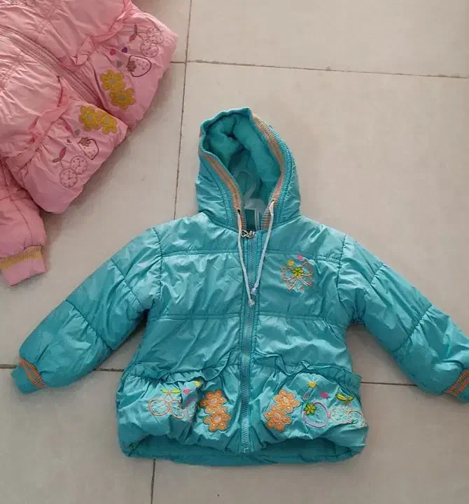 تعداد زیادی کاپشن و سویشرت و لباس بچگونه و دخترونه|کفش و لباس بچه|اشتهارد, |دیوار