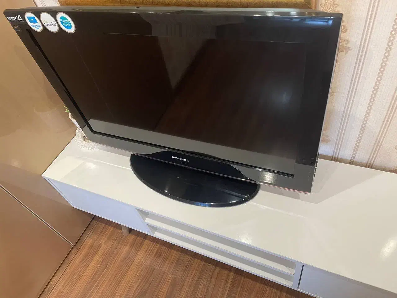 تلوزیون ال سی دی ۳۲ اینچ سامسونگ|تلویزیون و پروژکتور|تبریز, |دیوار