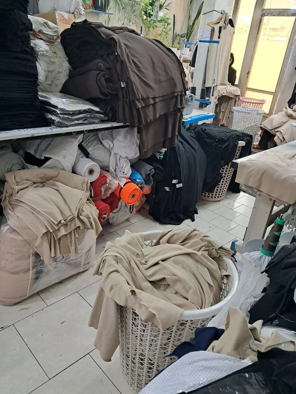 وسط کار خانم|استخدام صنعتی، فنی، مهندسی|تهران, فلسطین (میدان انقلاب)|دیوار