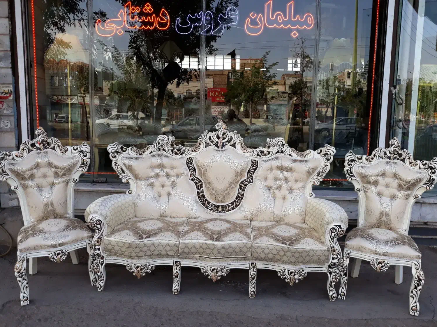 سلطنتی وکلاسیک|مبلمان خانگی و میز عسلی|اقبالیه, |دیوار