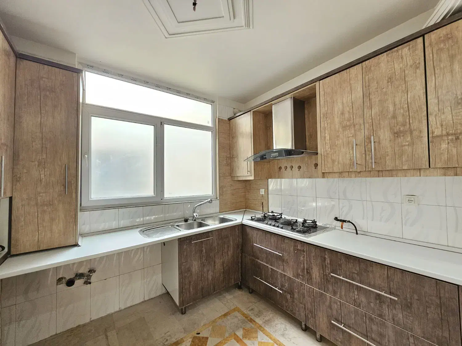 ۱۰۵ متر/خوش نقشه/کوچه پهن/فول امکانات