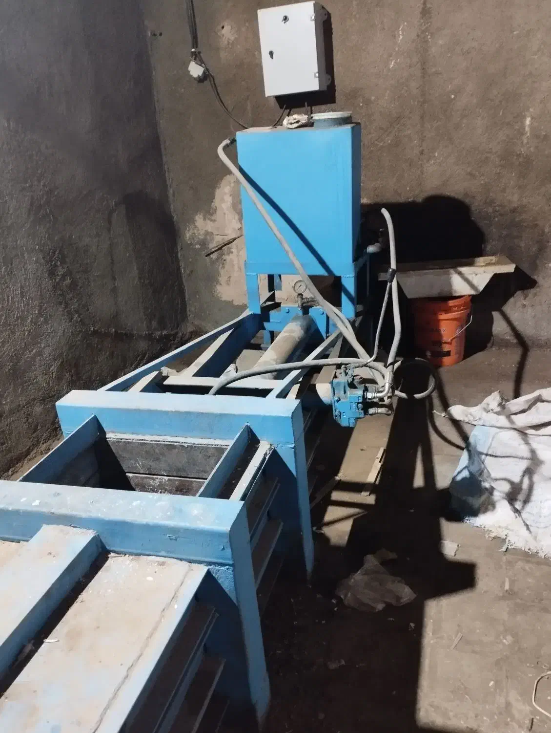 یکدستگاه پرس. قوطی های رانی|ماشین‌آلات صنعتی|سبزوار, قصبه غربی|دیوار