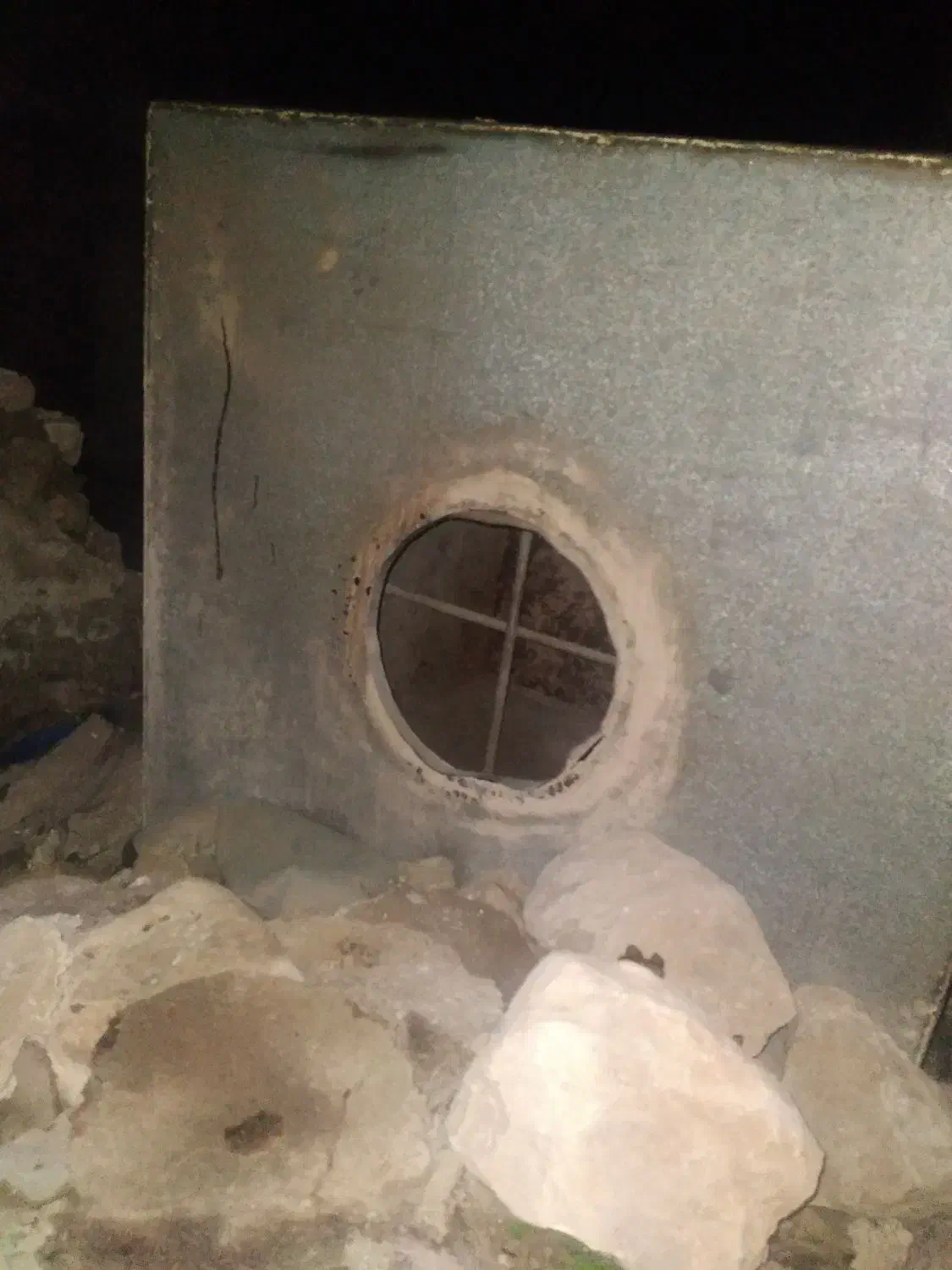 مخزن آب ورق قدیمی|ابزارآلات|مسجد سلیمان, |دیوار