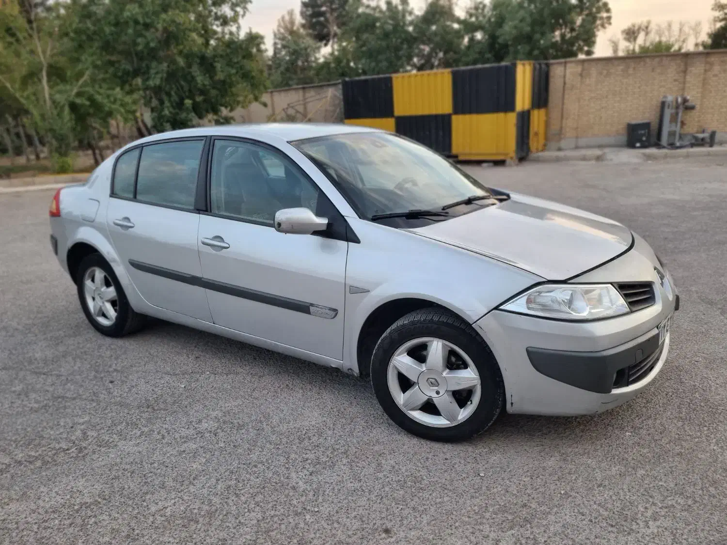 مگان ۲۰۰۰ اتومات وارداتی|خودرو سواری و وانت|اصفهان, جلفا|دیوار