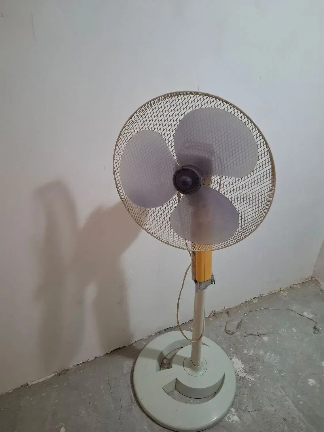 پنکه پایه بلند|پنکه و تصفیه‌کنندهٔ هوا|رشت, نیکمرام|دیوار