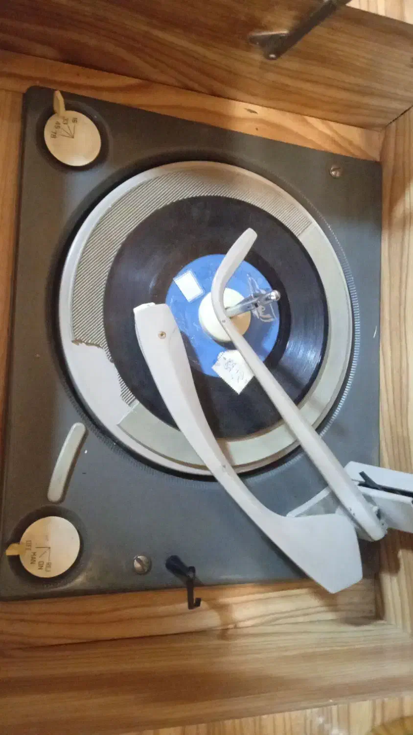 رادیوگرام روسی لامپی بامنقل وماسوره قدیمی|کلکسیون اشیاء عتیقه|تبریز, |دیوار