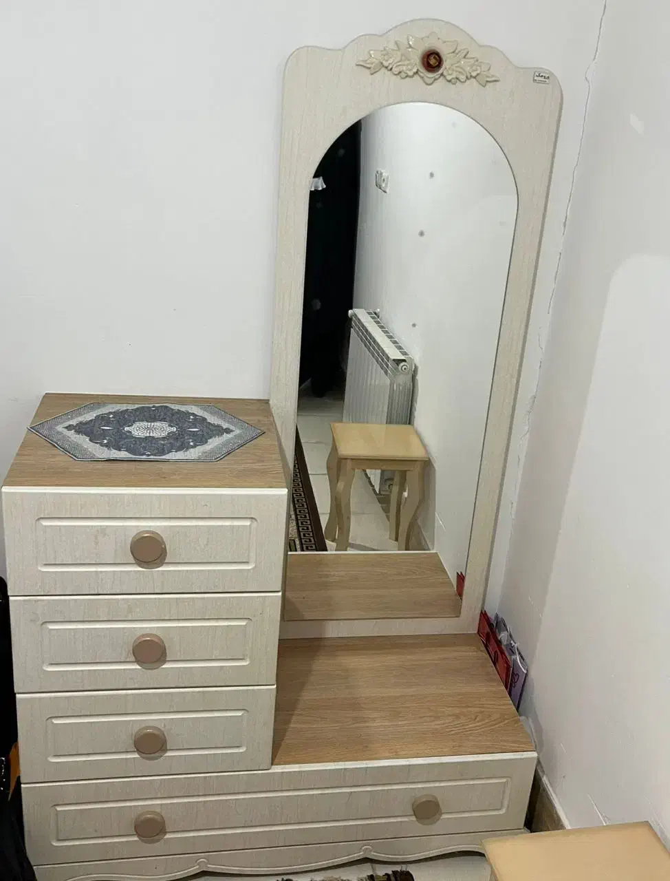 آیینه به همراه کشو بسیار تمیز|آینه|قم, بنیاد|دیوار