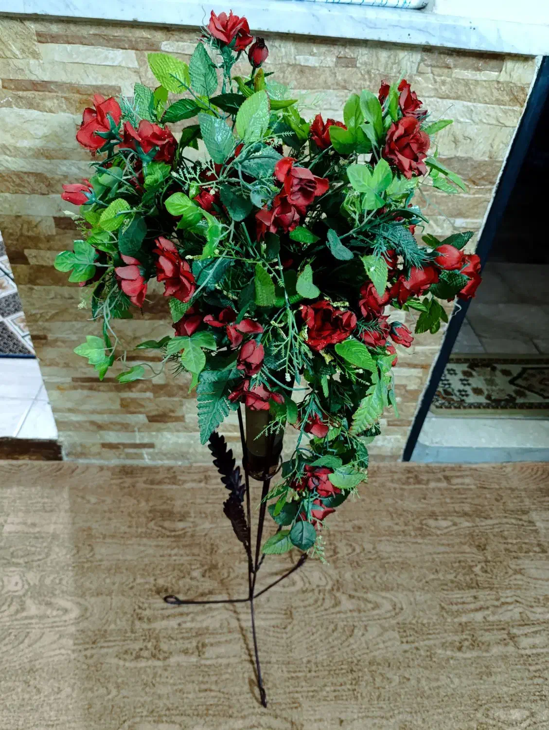 گل و گلدان پایه دار فلزی|گل مصنوعی|قدس, شهرقدس|دیوار