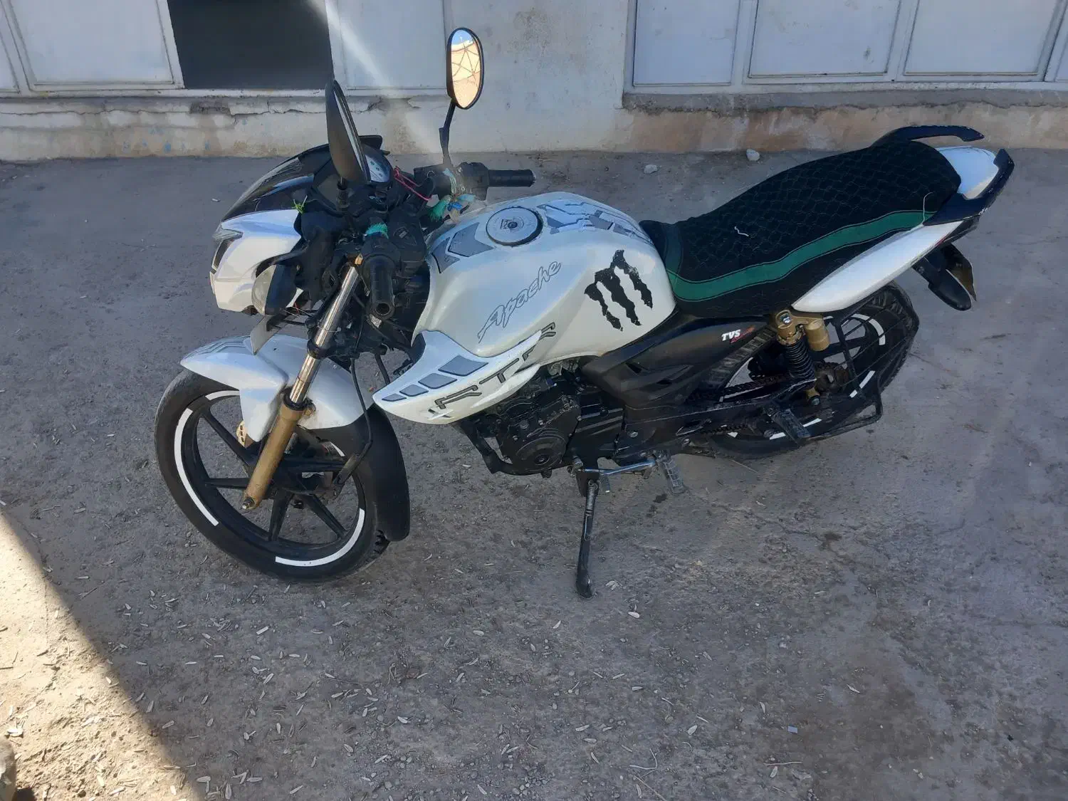 اپاچی|موتورسیکلت|هلیلان, |دیوار