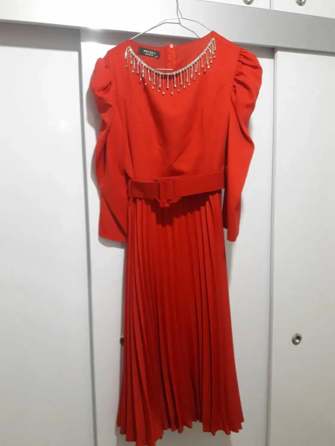 پیراهن مجلسی|لباس|مهاجران, |دیوار