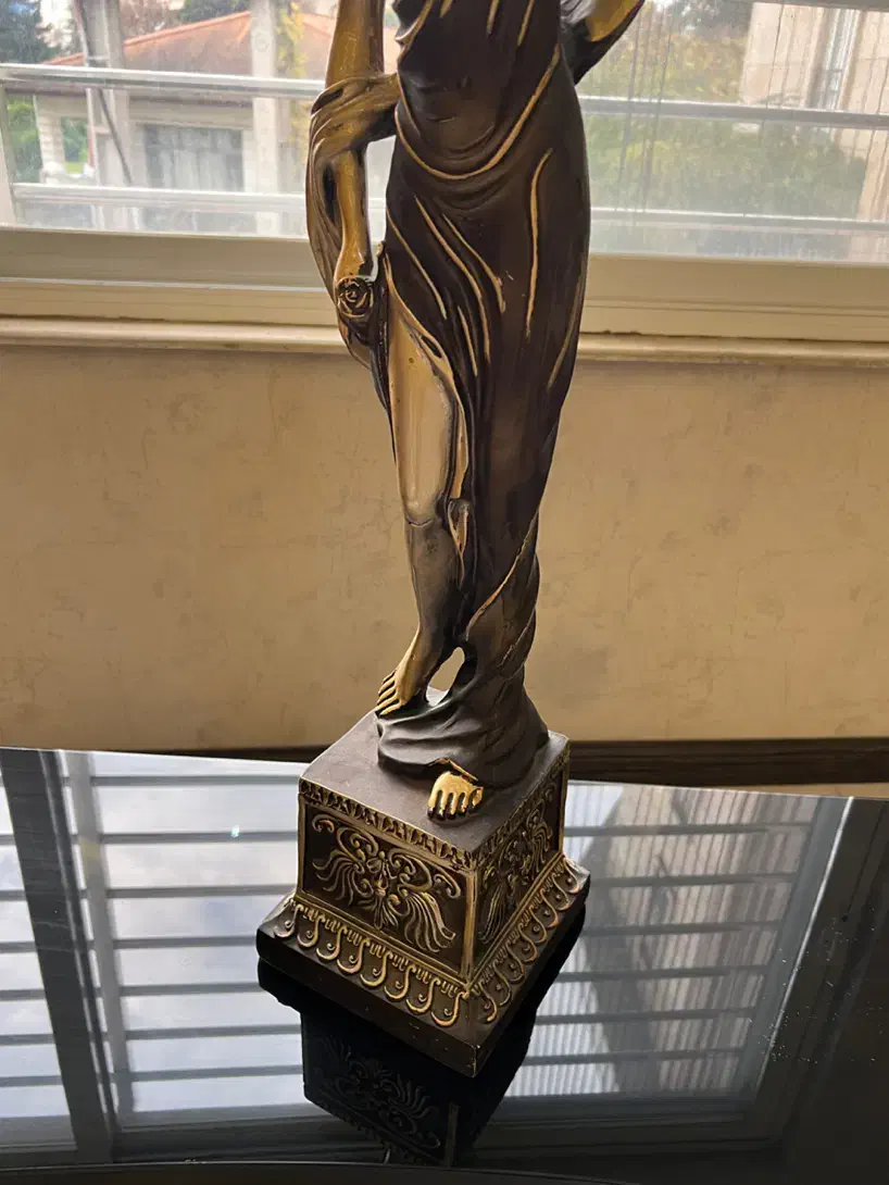 اباژور مجسمه بانو مشعل و میزش|چراغ خواب و آباژور|رشت, گلباغ نماز|دیوار