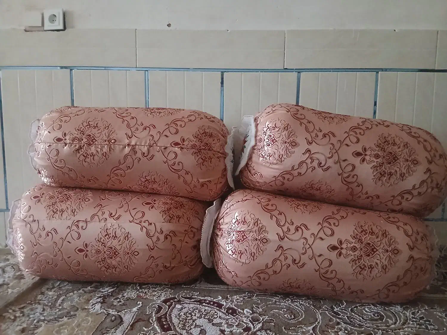 بالشت|رختخواب، بالش، پتو|فلارد, |دیوار