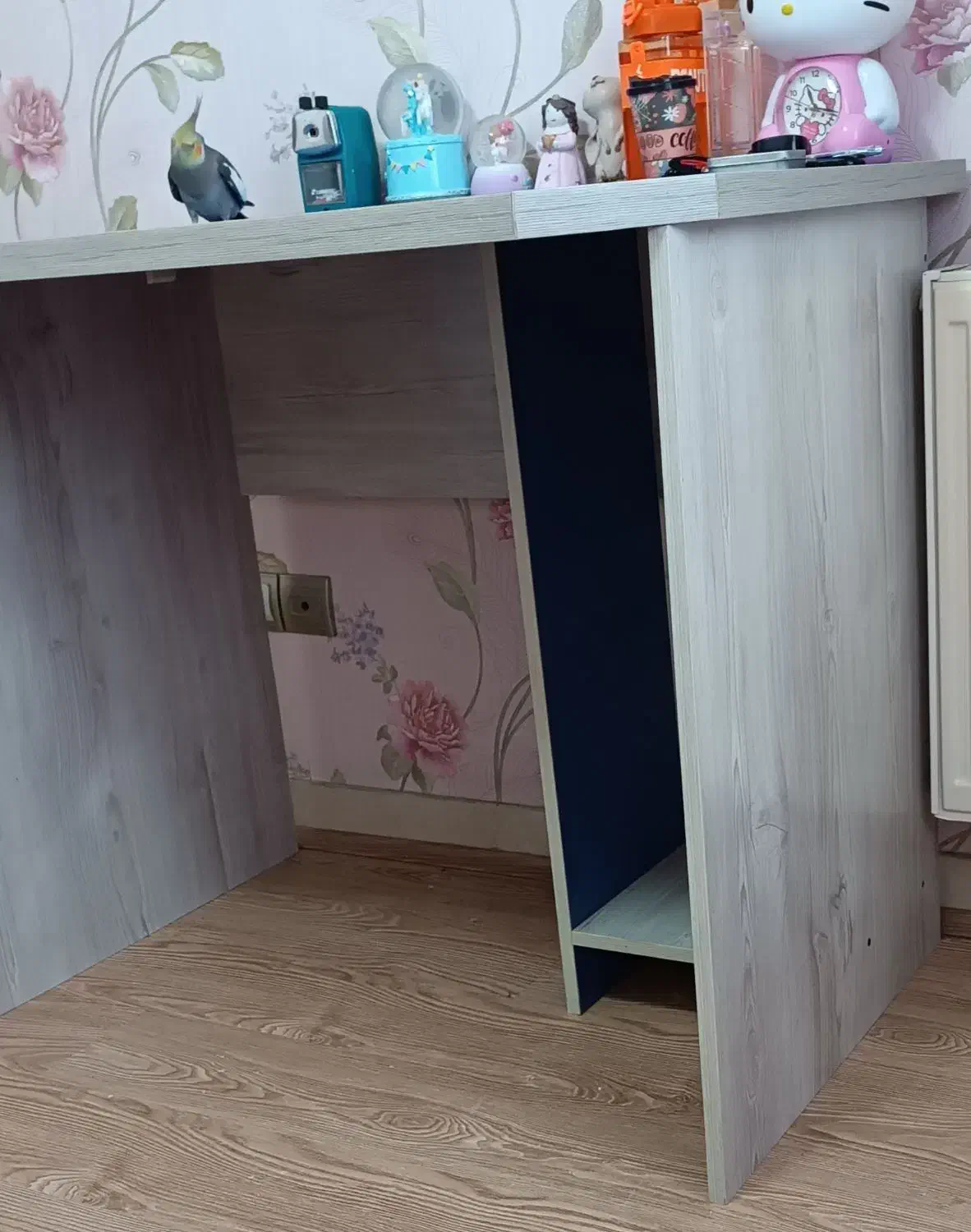 میز تحریر|میز تحریر و کامپیوتر|پرند, فاز ۳|دیوار