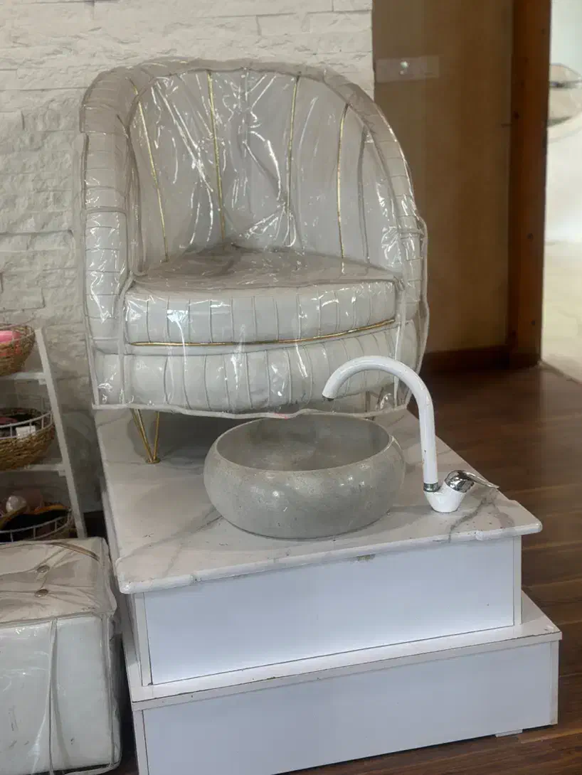 میز پدیکور|آرایشگاه و سالنهای زیبایی|نور, |دیوار