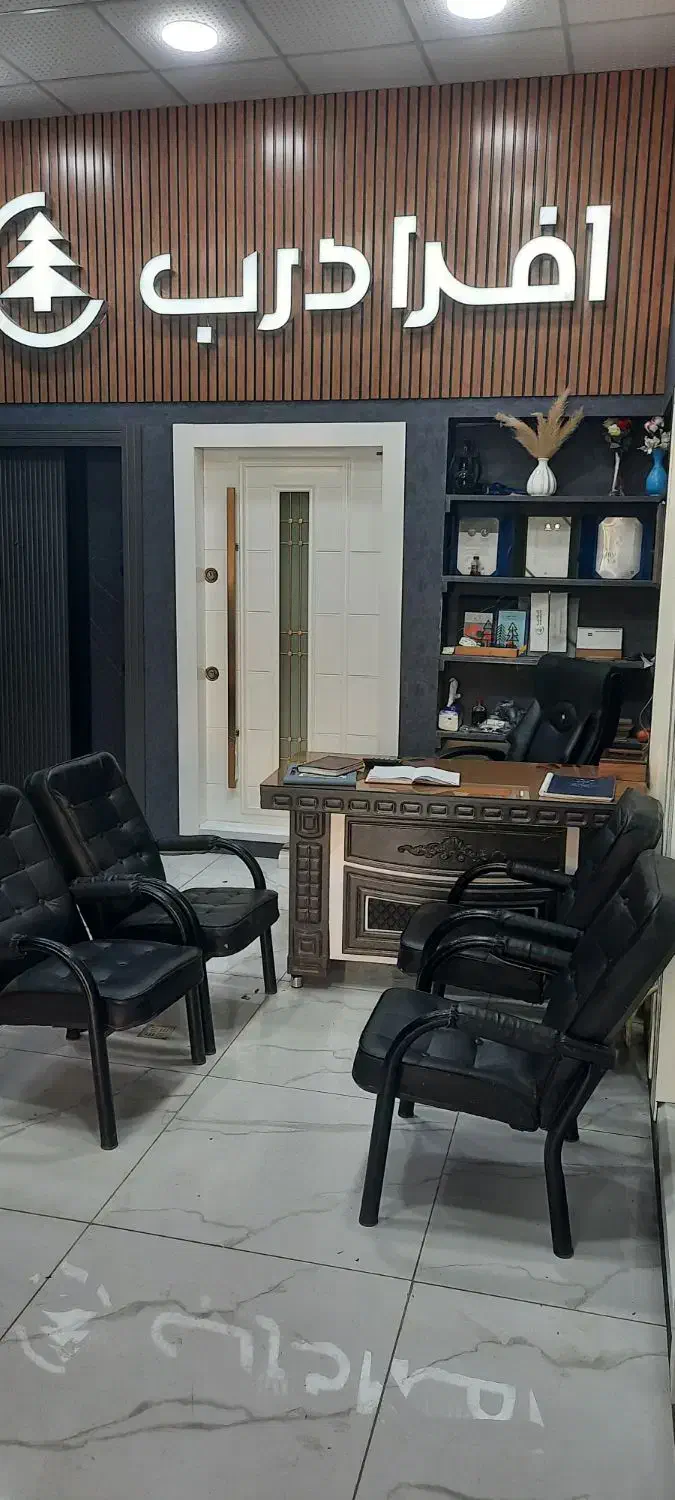 به یک فروشنده خانم باروابط عمومی بالا نیازمندیم|استخدام بازاریابی و فروش|مریوان, |دیوار