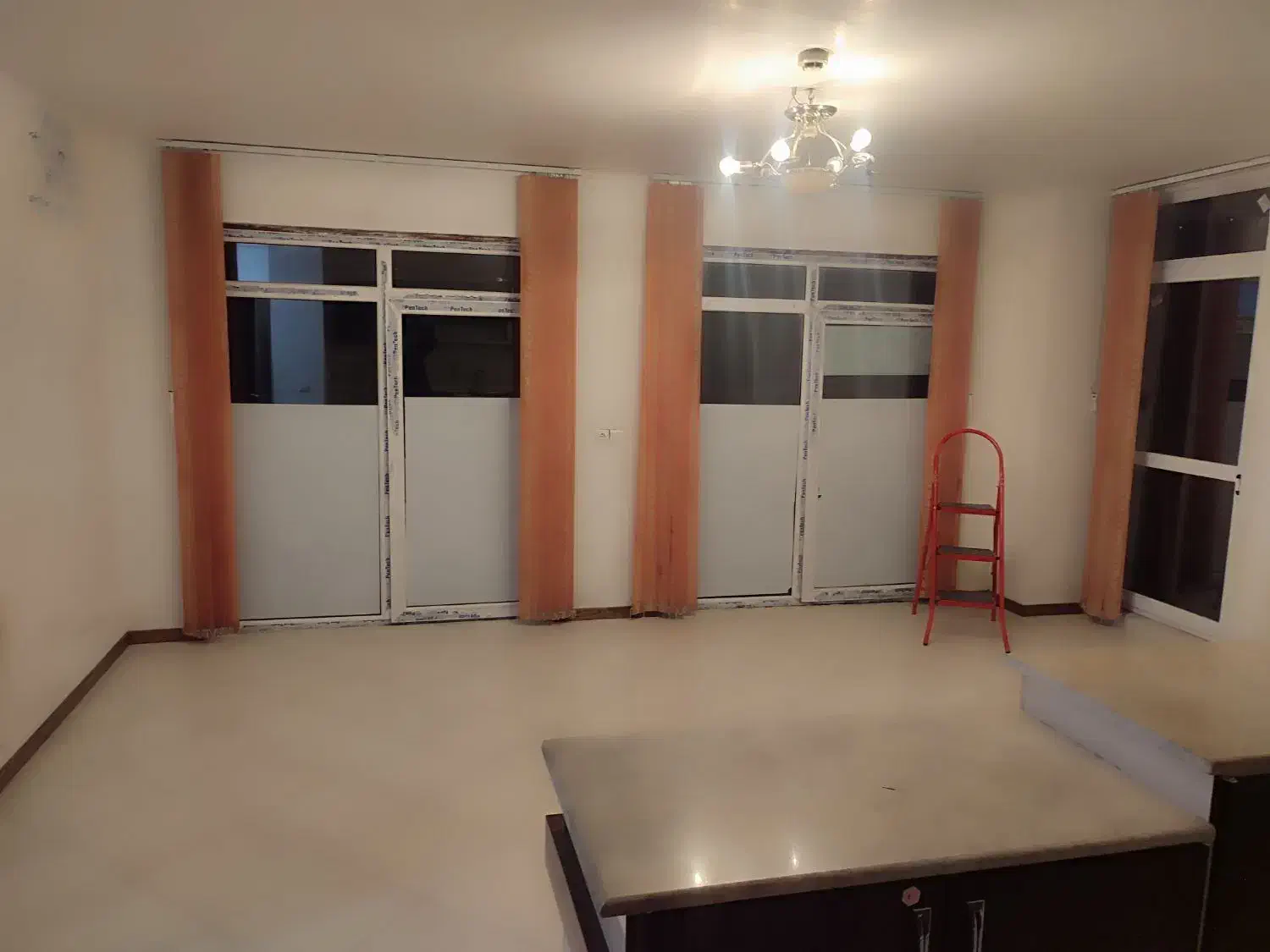 پرده عمودی سالم|پرده، رانر، رومیزی|فولادشهر, مسکن مهر فولادشهر|دیوار