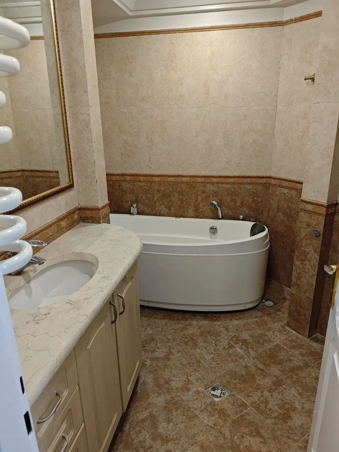 ۳۳۰متر کم واحد سالن و‌نشیمن مجزا