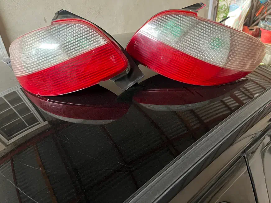 ۲ عدد چراغ عفب بالاسفید تمیز موجود|قطعات یدکی و لوازم جانبی|رشت, حومه رشت|دیوار