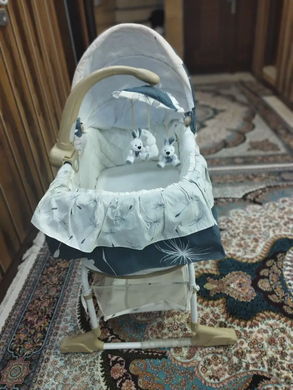 گهواره موزیکال در حد نو|تخت و صندلی بچه|یزد, |دیوار