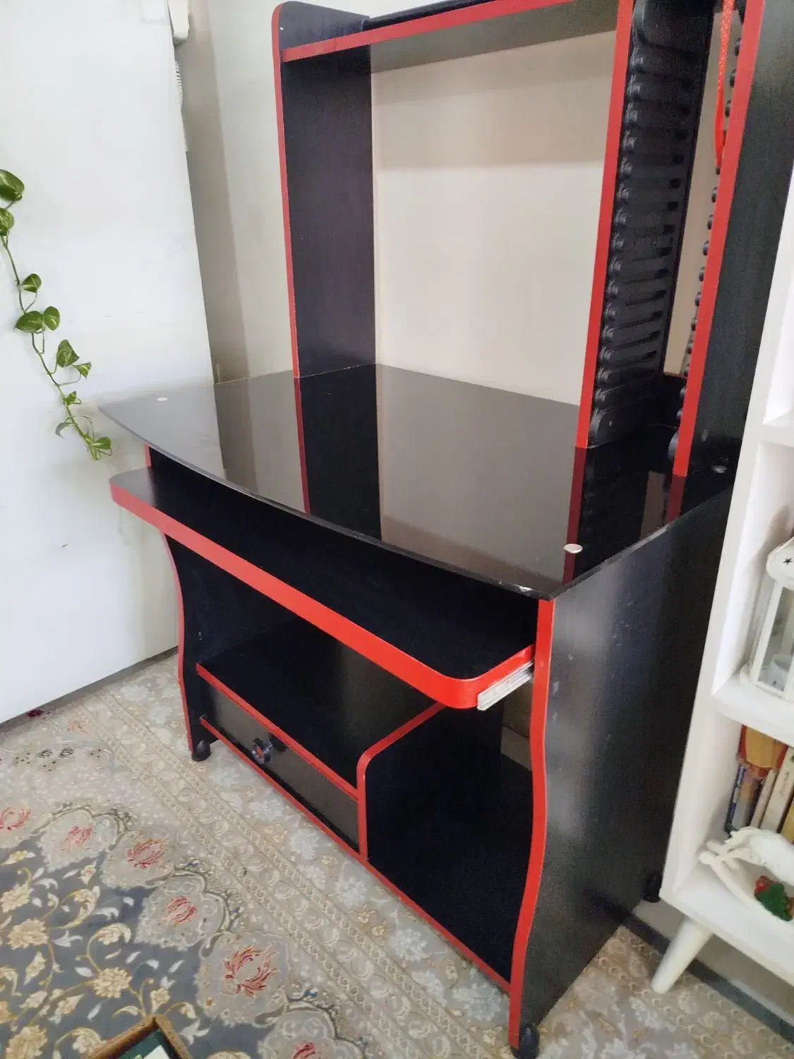 میزکامپیوتر مشکی باصفحه شیشه نشکن|میز تحریر و کامپیوتر|تهران, بهداشت|دیوار