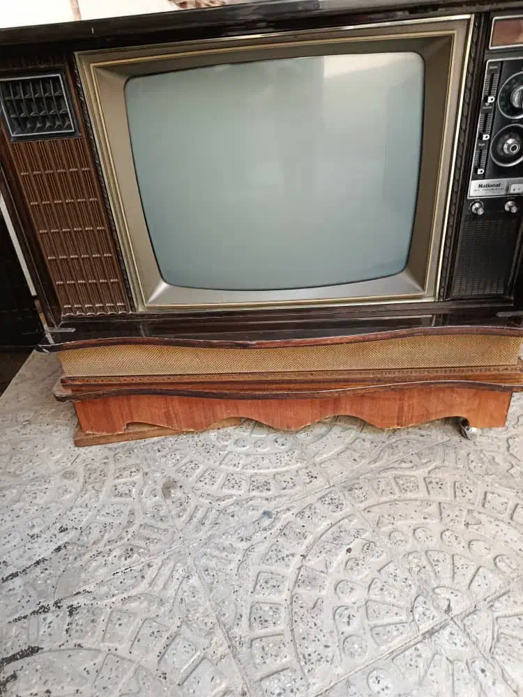 تلویزیون قدیمی|کلکسیون اشیاء عتیقه|صدرا-فارس, فاز ۱|دیوار