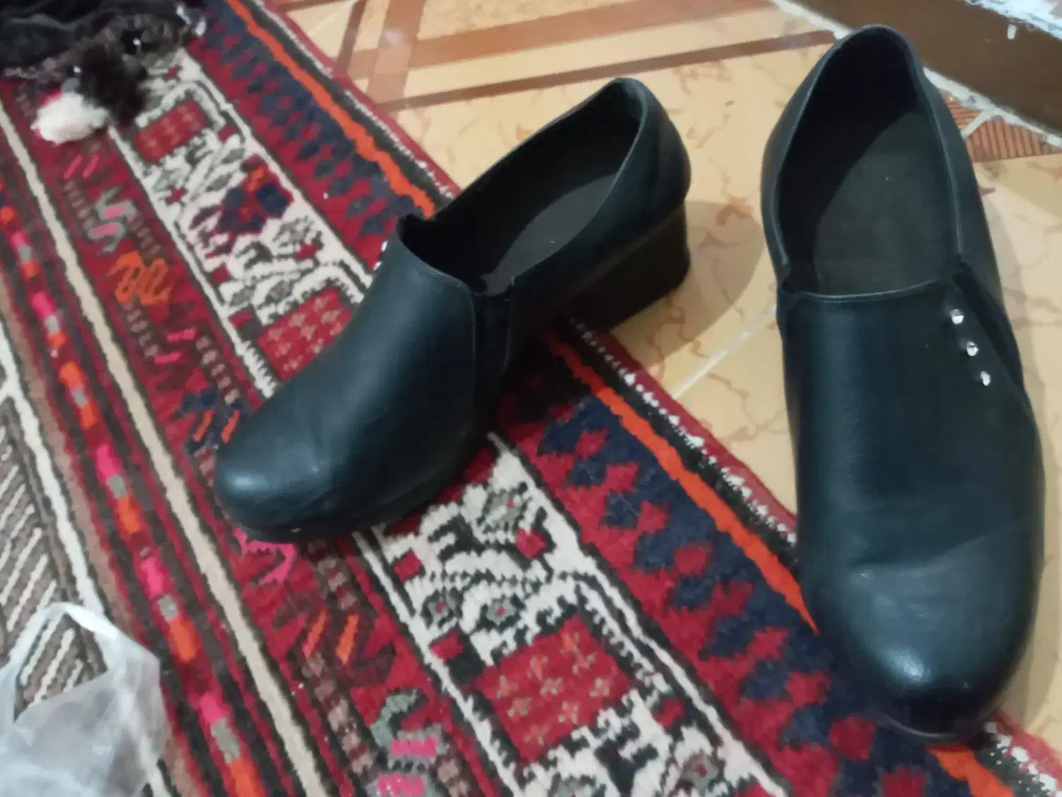 یک جفت کفش سالم|کیف، کفش، کمربند|سراب, |دیوار