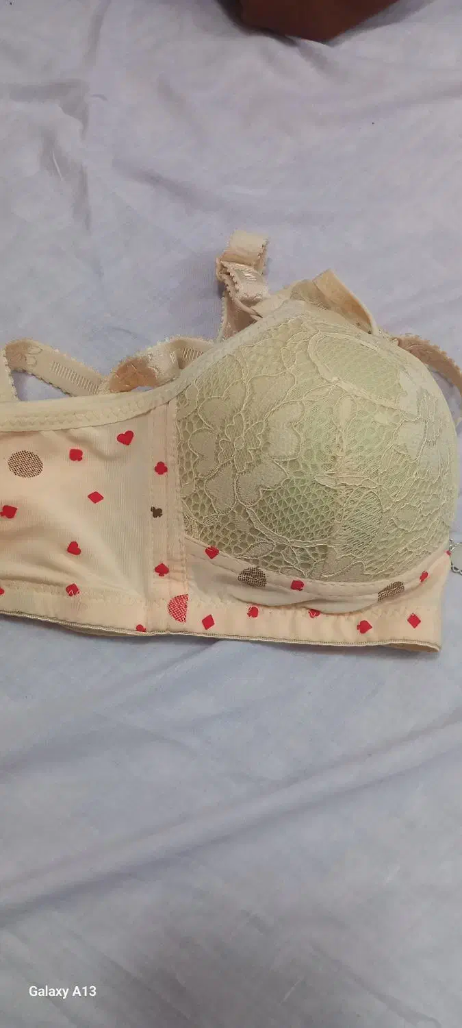 سوتین کاپ دار|لباس|کاشان, یزد‌آباد|دیوار