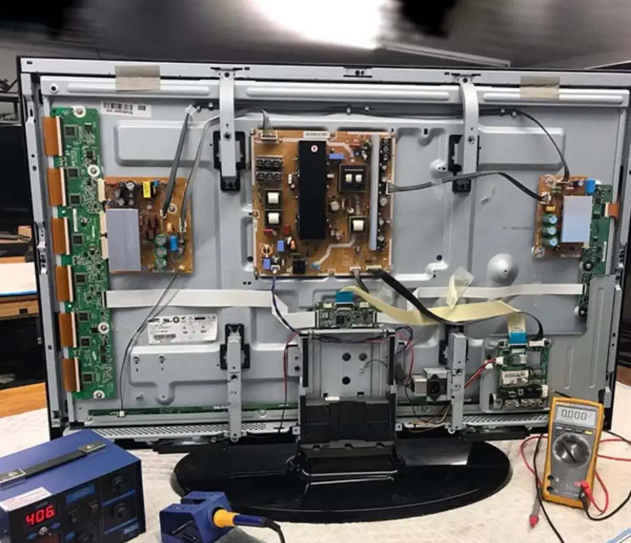 تعمیرات تخصصی تلوزیون lcd & led در منزل شما|خدمات پیشه و مهارت|بندرعباس, |دیوار